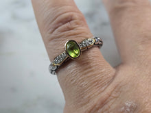 Load image into Gallery viewer, Womens Vintage Estate Sterling Silver Modernist Peridot Ring 3.0g E6750