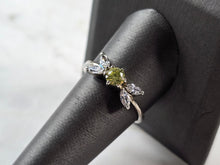 Load image into Gallery viewer, Womens Vintage Estate Sterling Silver Modernist Peridot Ring 2.6g E6758