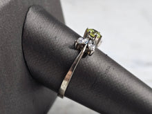 Load image into Gallery viewer, Womens Vintage Estate Sterling Silver Modernist Peridot Ring 2.6g E6758