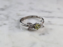 Load image into Gallery viewer, Womens Vintage Estate Sterling Silver Modernist Peridot Ring 2.6g E6758