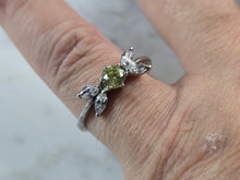 Load image into Gallery viewer, Womens Vintage Estate Sterling Silver Modernist Peridot Ring 2.6g E6758