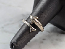 Load image into Gallery viewer, Womens Vintage Estate Sterling Silver Dolphin Ring 2.8g E6759