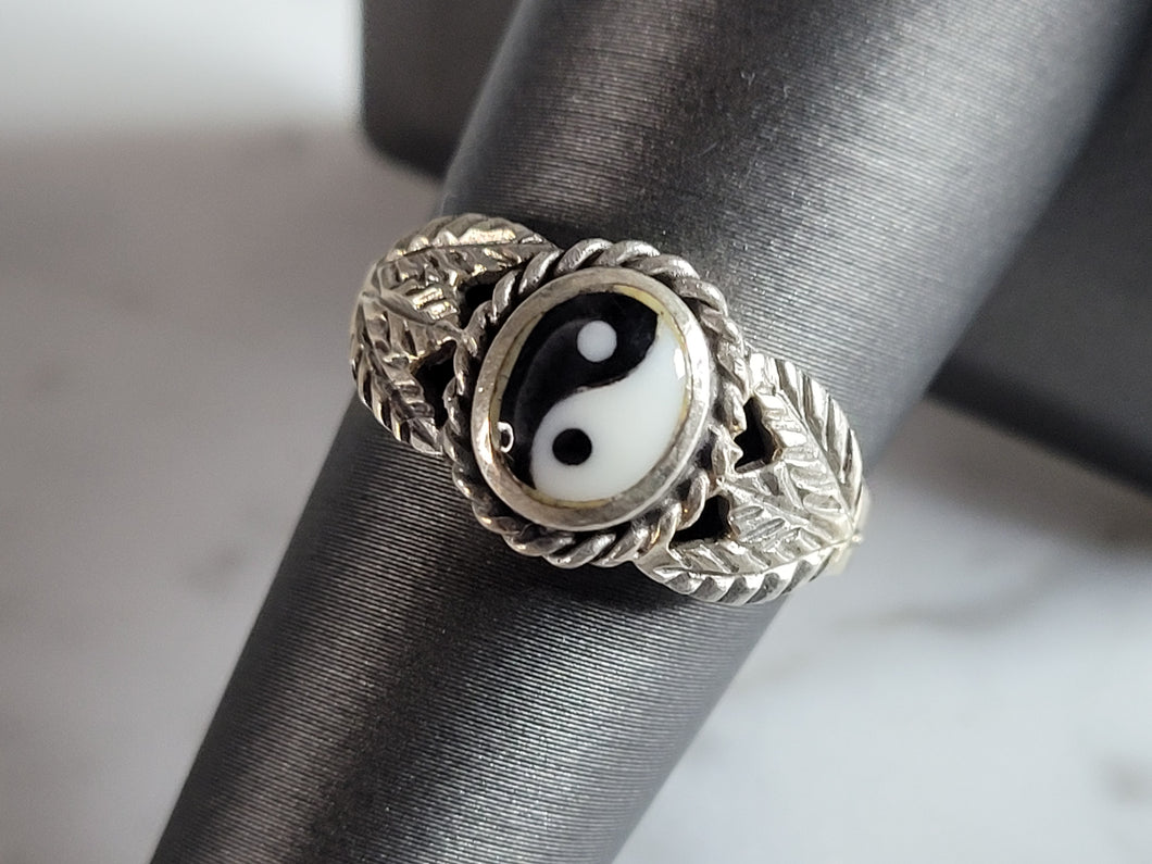 Vintage Estate Sterling Silver Chinese Yin Yang Ring 3.4g E6905