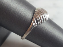 Load image into Gallery viewer, Womens Vintage Estate Sterling Silver Modernist Ring 1.5g E6906