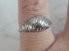 Load image into Gallery viewer, Womens Vintage Estate Sterling Silver Modernist Ring 1.5g E6906