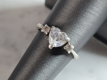 Load image into Gallery viewer, Womens Vintage Estate Sterling Silver CZ Heart Ring 2.7g E6984