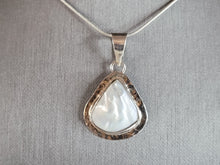 Load image into Gallery viewer, Womens Vintage Estate Sterling Silver MOP Necklace 9.0g E7058