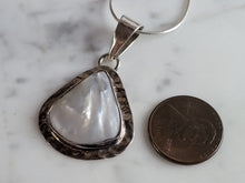 Load image into Gallery viewer, Womens Vintage Estate Sterling Silver MOP Necklace 9.0g E7058