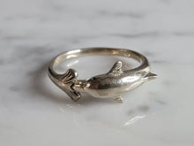 Load image into Gallery viewer, Womens Vintage Estate Sterling Silver Dolphins Ring 2.7g E7063