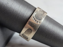 Load image into Gallery viewer, Womens Vintage Estate Sterling Silver Foot Prints Ring 4.8g E7074