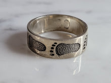 Load image into Gallery viewer, Womens Vintage Estate Sterling Silver Foot Prints Ring 4.8g E7074