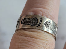 Load image into Gallery viewer, Womens Vintage Estate Sterling Silver Foot Prints Ring 4.8g E7074