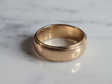 Load image into Gallery viewer, Womens Vintage Estate 10K Yellow Gold Wedding Band Ring 5.9g E7084