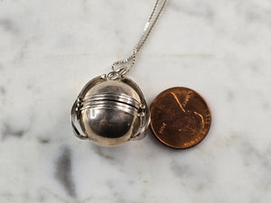 Womens Vintage Estate Sterling Silver Necklace Grandma Locket 14.2g E7104