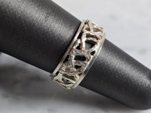 Load image into Gallery viewer, Womens Vintage Estate Sterling Silver Irish Celtic Eternity Knot Ring 3.4g E7137