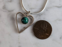 Load image into Gallery viewer, Womens Vintage Estate Heart Malachite Pendant W/ Necklace 10.0g E7182