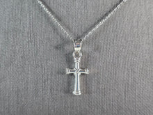 Load image into Gallery viewer, Womens Sterling Silver Religious Cross Necklace 2.8g E7186