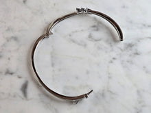 Load image into Gallery viewer, Womens Vintage Estate Sterling Silver Bangle Bracelet 14.4g E7214