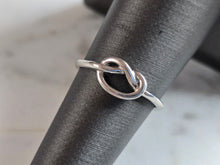 Load image into Gallery viewer, Womens Vintage Estate Sterling Silver Lovers Knot Ring 1.3g E7321