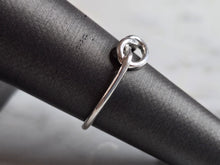 Load image into Gallery viewer, Womens Vintage Estate Sterling Silver Lovers Knot Ring 1.3g E7321