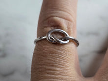Load image into Gallery viewer, Womens Vintage Estate Sterling Silver Lovers Knot Ring 1.3g E7321