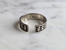 Load image into Gallery viewer, Womens Vintage Estate Sterling Silver Ankh Cross Toe Ring 1.7g, E7355