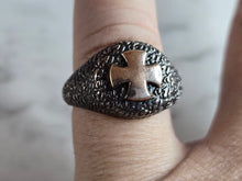 Load image into Gallery viewer, Womens Vintage Estate Sterling Silver Rose Gold Tone Cross Ring 6.6g E7442