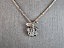 Load image into Gallery viewer, Womens Vintage Estate Sterling Silver Necklace w/ Big Apple NYC Pendant 5.7g E7475