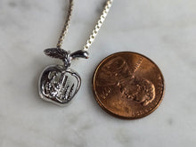 Load image into Gallery viewer, Womens Vintage Estate Sterling Silver Necklace w/ Big Apple NYC Pendant 5.7g E7475