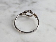Load image into Gallery viewer, Womens Vintage Estate Sterling Silver Lovers Knot Ring 1.0g E7495
