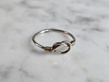 Load image into Gallery viewer, Womens Vintage Estate Sterling Silver Lovers Knot Ring 1.0g E7495