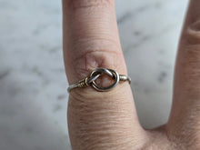 Load image into Gallery viewer, Womens Vintage Estate Sterling Silver Lovers Knot Ring 1.0g E7495