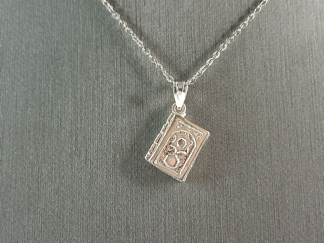 Sterling Silver Jewish Judaica Hebrew Torah Charm Pendant Necklace 3.6g E7497