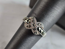 Load image into Gallery viewer, Womens Vintage Estate Sterling Silver Bow Ring 3.6g E7533