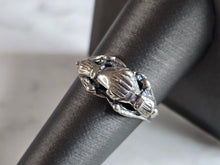 Load image into Gallery viewer, Womens Vintage Estate Sterling Silver Friendship Ring 3.2g E7609