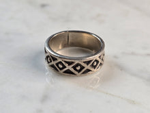 Load image into Gallery viewer, Womens Vintage Estate Sterling Silver Celtic Eternity Band Ring 5.4g E7629