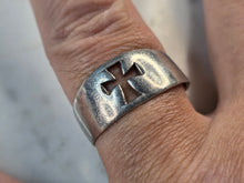 Load image into Gallery viewer, Mens Vintage Estate Sterling Silver Cross Ring 4.0g E7637