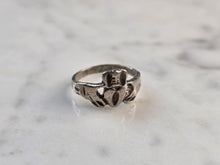 Load image into Gallery viewer, Womens Girls Vintage Estate Sterling Silver Irish Claddagh Heart Ring 1.6g E7645