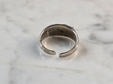 Load image into Gallery viewer, Womens Vintage Estate Sterling Silver Floral Toe Ring 2.5g, E7652