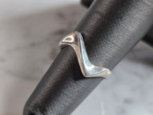Load image into Gallery viewer, Womens Vintage Estate Sterling Silver Modernist Ring 1.7g E7779