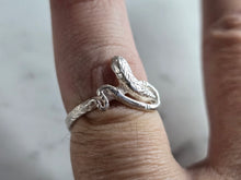Load image into Gallery viewer, Womens Vintage Estate Sterling Silver Snake Ring 2.0g E7787
