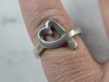 Load image into Gallery viewer, Womens Vintage Estate Sterling "Tiffany &amp; Co." Picasso Heart Ring 4.1g E7800