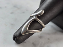 Load image into Gallery viewer, Womens Vintage Estate Sterling Silver Modernist Ring 4.0g E7801