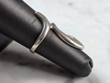 Load image into Gallery viewer, Womens Vintage Estate Sterling Silver Modernist Ring 4.0g E7801