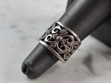 Load image into Gallery viewer, Womens Vintage Estate Sterling Silver Fleur Des Lis Cigar Band Ring 5.4g E7810