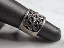 Load image into Gallery viewer, Womens Vintage Estate Sterling Silver Fleur Des Lis Cigar Band Ring 5.4g E7810