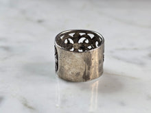 Load image into Gallery viewer, Womens Vintage Estate Sterling Silver Fleur Des Lis Cigar Band Ring 5.4g E7810