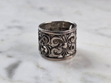 Load image into Gallery viewer, Womens Vintage Estate Sterling Silver Fleur Des Lis Cigar Band Ring 5.4g E7810