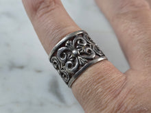 Load image into Gallery viewer, Womens Vintage Estate Sterling Silver Fleur Des Lis Cigar Band Ring 5.4g E7810