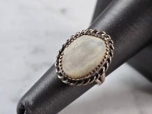 Load image into Gallery viewer, Womens Vintage Estate Sterling Silver Mother of Pearl Ring 5.2g E7813